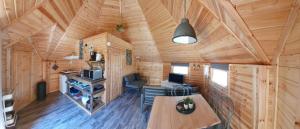 an overhead view of a cabin with a table and chairs at Finse Kota - Tiny House in Oostkapelle