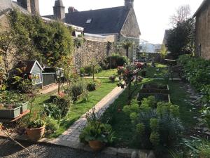 Aed väljaspool majutusasutust B&B du Cloître