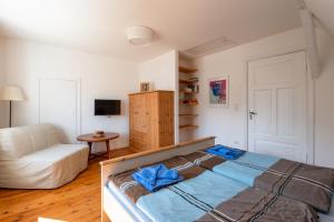 Postel nebo postele na pokoji v ubytování Ferienwohnung BROMBEERE mit großem Garten und Balkon