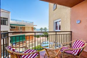 einen Balkon mit 2 Stühlen und einem Glastisch in der Unterkunft WintowinRentals La Posada del Mar in Rincón de la Victoria