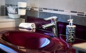 un lavandino in bagno con lavandino rosso di B&B Flo a Firenze