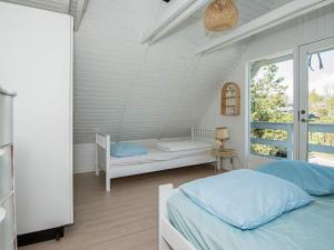 Postel nebo postele na pokoji v ubytování Three-Bedroom Holiday home in Ebeltoft 4