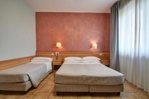 Postel nebo postele na pokoji v ubytování Astor Hotel
