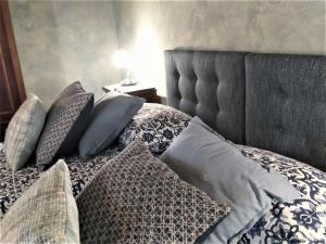 Un dormitorio con una cama con almohadas. en Stancija Negričani, en Divšići