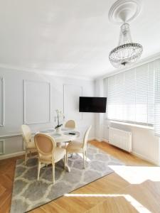 uma sala de jantar com mesa e cadeiras em Apartaments Karlikowska Lux 2 em Sopot