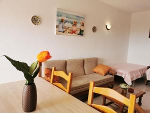 un soggiorno con divano e tavolo di Vista Mar 2 ad Albufeira