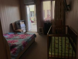 1 dormitorio con 1 cama y puerta corredera de cristal en Villa Bossa en Zatoka