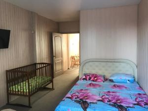 Un dormitorio con una cama con flores rosas. en Villa Bossa, en Zatoka