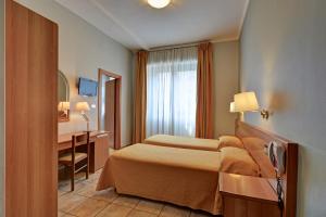 Postel nebo postele na pokoji v ubytování Astor Hotel