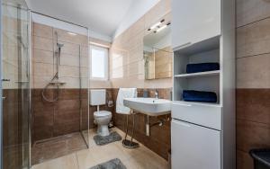 Koupelna v ubytování Apartments Nelle + 42 fotografií