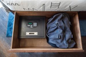 eine Schachtel mit einer Tasche und einem elektronischen Inhalt in der Unterkunft The Hoxton, Williamsburg in Brooklyn