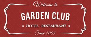 ein Poster für einen Gartenclub mit rotem Hintergrund in der Unterkunft Hotel Garden Club in Braşov