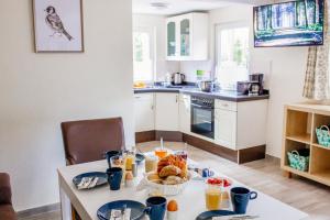 uma cozinha com uma mesa com comida em Waldhaus Emma em Suderburg