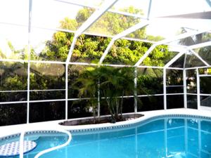 uma piscina em frente a um edifício em Mango Marco em Marco Island