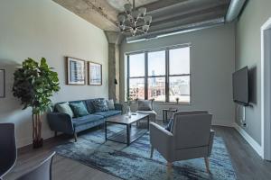 a living room with a couch and a tv at McCormick Place 3br-2ba luxury Family Heaven with optional parking for 8 guests in Chicago