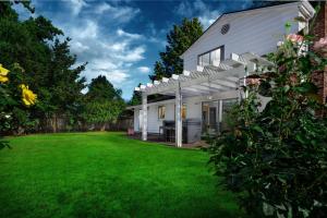 a house with a yard with green grass at Buckingham Place in Eugene