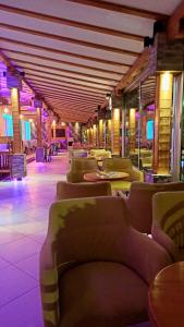 弗拉迪欽漢的住宿－Rooms Turist，餐厅设有桌椅和紫色灯