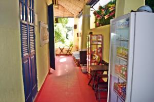 um corredor de uma loja com um frigorífico em Brasileranza Hostel em Niterói