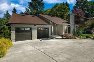 uma casa com duas portas de garagem numa garagem em Apollo Heights em West Linn