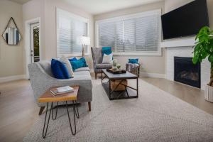 uma sala de estar com um sofá e uma lareira em Milwuakie Heights South Villa em Oak Grove