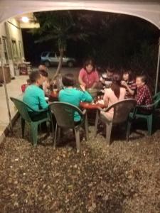 a group of people sitting at a table eating food at 台東民宿 關山桃花心木民宿農場 in Guanshan