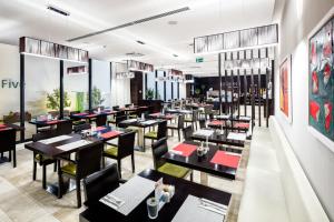Reštaurácia alebo iné gastronomické zariadenie v ubytovaní Occidental Praha Five