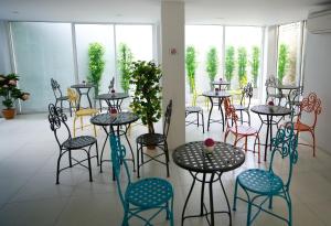 un grupo de mesas y sillas en una habitación en Nantra Chaweng Beach Hotel en Chaweng Beach