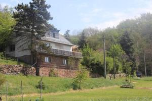 una gran casa de ladrillo en una colina en un campo en Haus Elbblick, en Gasern