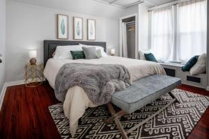 1 dormitorio con 1 cama grande y 1 alfombra en Gladstone Victorian Villa, en Gladstone