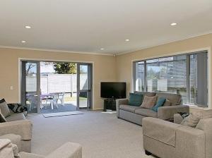 A seating area at Lochaber Lodge - Acacia Bay Holiday Home