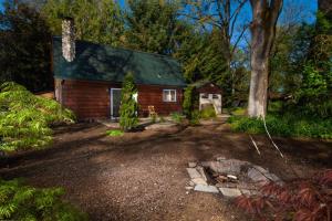 uma pequena cabana de madeira com um telhado verde em Wine Country Cottage em Dayton