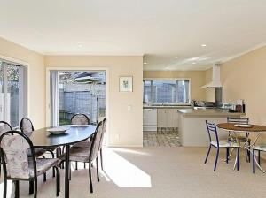 cocina y comedor con mesa y sillas en Lochaber Lodge - Acacia Bay Holiday Home, en Taupo