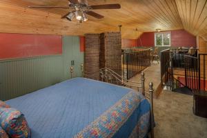 um quarto com uma cama e uma ventoinha de tecto em Wine Country Cottage em Dayton