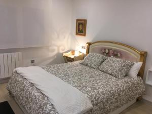 - une chambre avec un lit et une couette blanche dans l'établissement Playa del Puntal Villaviciosa Asturias Lujo Primera Linea Playa, à Villaviciosa