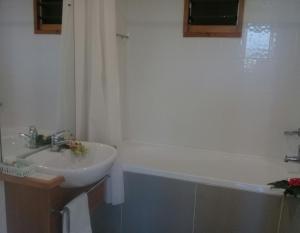 een badkamer met een wastafel en een bad bij Anchorage Beach Resort in Lautoka