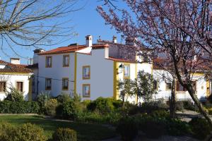 an exterior view of a large white house at Casinha da Póvoa -Turismo Aldeia in Castelo de Vide