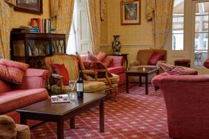 uma sala de estar com sofás e cadeiras e uma mesa em Best Western Lamphey Court Hotel and Spa em Lamphey