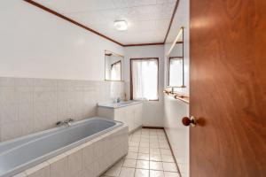 Ένα μπάνιο στο Courtside Quarters - Waihi Beach Holiday Home +19 φωτογραφίες
