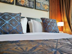 uma cama com duas almofadas em cima em Tripper Inn Hotel em Dammam
