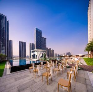 Piscina de la sau aproape de Genpla Hotel Shenzhen Nanshan