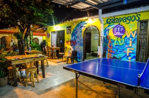 una mesa de ping pong en el medio de una habitación en Casa Michael, en Guayaquil