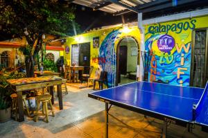 tavolo da ping pong al centro di una stanza di Casa Michael a Guayaquil