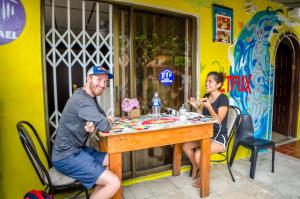 mężczyzna i kobieta siedzący przy stole w obiekcie Casa Michael w mieście Guayaquil