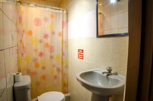 Un baño con lavabo, inodoro y ducha. en Casa Michael, en Guayaquil