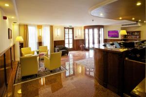 Lobbyen eller receptionen på Gold Hotel Budapest