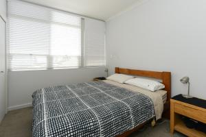 A bed or beds in a room at Napier Inner City Apartment - Napier Apartment