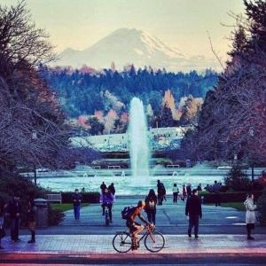 Montar en bicicleta en A-Seattle Urban Village- Guemes-Roof top view deck o alrededores
