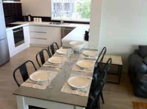 A restaurant or other place to eat at Lakeview House - Taupo Holiday Home