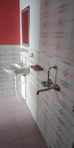 a bathroom with a sink and a mirror at Vamoose Shri Ganesh Homestay in Māngwa