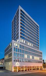 un grande edificio per uffici con molte finestre di Stuttgarter Tor - Apartments a Reutlingen